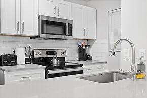 Modern 2BR Near UT Hyde Park Evonify