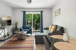 Modern 2BR Near UT Hyde Park Evonify
