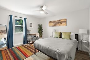 Modern 2BR Near UT Hyde Park Evonify