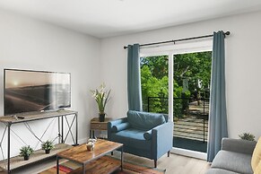Modern 2BR Near UT Hyde Park Evonify
