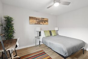 Modern 2BR Near UT Hyde Park Evonify