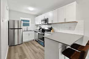 Modern 2BR Near UT Hyde Park Evonify