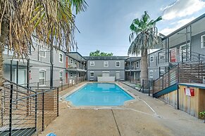 Modern 2BR Near UT Hyde Park Evonify