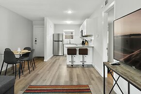 Modern 2BR Near UT Hyde Park Evonify