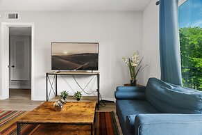 Modern 2BR Near UT Hyde Park Evonify