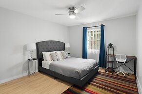 Stylish 2BR Near UT Hyde Park Evonify