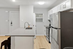 Stylish 2BR Near UT Hyde Park Evonify