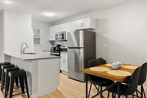 Stylish 2BR Near UT Hyde Park Evonify