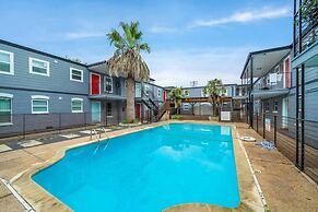 Stylish 2BR Near UT Hyde Park Evonify