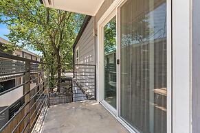Modern 2BR Near UT Hyde Park Evonify