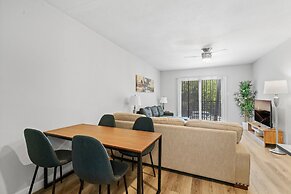 Modern 2BR Near UT Hyde Park Evonify