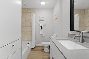 Modern 2BR Near UT Hyde Park Evonify