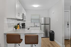 Modern 2BR Near UT Hyde Park Evonify
