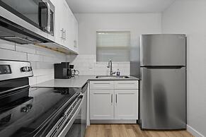 Modern 2BR Near UT Hyde Park Evonify