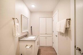 Stylish 1BR Near UT Mueller Evonify