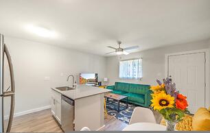 Stylish 1BR Near UT Brentwood Evonify