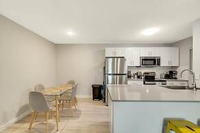 Modern 2BR Near UT Hyde Park Evonify