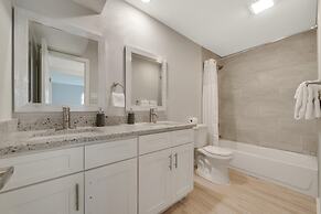 Modern 2BR Near UT Hyde Park Evonify