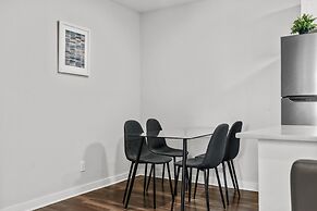 Modern 2BR Near UT Hyde Park Evonify