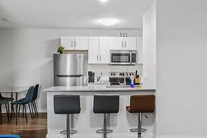 Modern 2BR Near UT Hyde Park Evonify