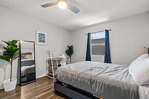 Modern 2BR Near UT Hyde Park Evonify