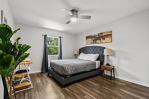 Modern 2BR Near UT Hyde Park Evonify