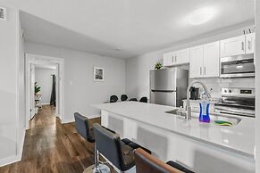 Modern 2BR Near UT Hyde Park Evonify
