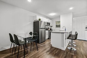 Modern 2BR Near UT Hyde Park Evonify