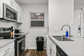 Modern 2BR Near UT Hyde Park Evonify