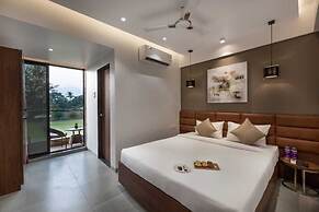 Paramount Riverfront Resort & Spa