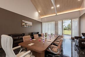 Paramount Riverfront Resort & Spa