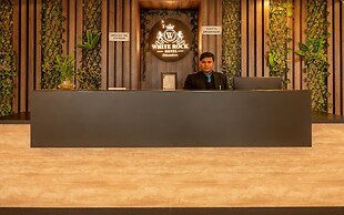 White Rock By The Solitaire Hospitality