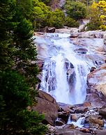 Gena's Sierra Inn & Restaurant