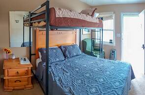 Gena's Sierra Inn & Restaurant