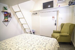 Gena's Sierra Inn & Restaurant