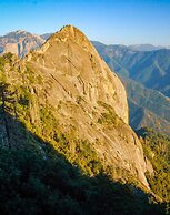 Gena's Sierra Inn & Restaurant