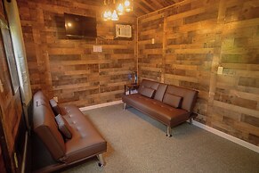 Gena's Sierra Inn & Restaurant