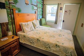 Gena's Sierra Inn & Restaurant