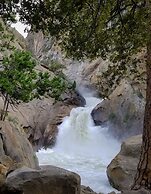 Gena's Sierra Inn & Restaurant