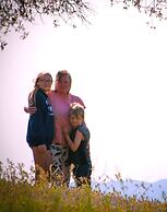 Gena's Sierra Inn & Restaurant