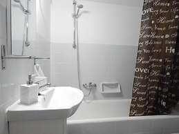 Feels Like Home 2 - One Bedroom Apartment