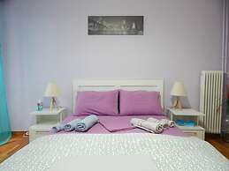 Feels Like Home 2 - One Bedroom Apartment