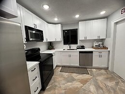 Stunning 3-bed House in Hollywood With hot tub