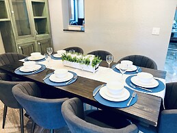 Stunning 3-bed House in Hollywood With hot tub