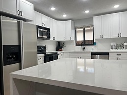 Stunning 3-bed House in Hollywood With hot tub