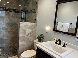 Stunning 3-bed House in Hollywood With hot tub