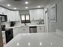 Stunning 3-bed House in Hollywood With hot tub