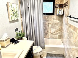 Stunning 3-bed House in Hollywood With hot tub