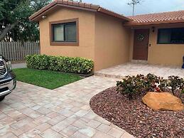 Stunning 3-bed House in Hollywood With hot tub