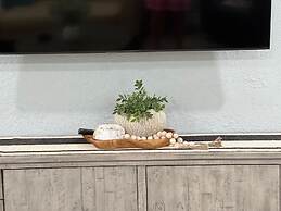 Stunning 3-bed House in Hollywood With hot tub